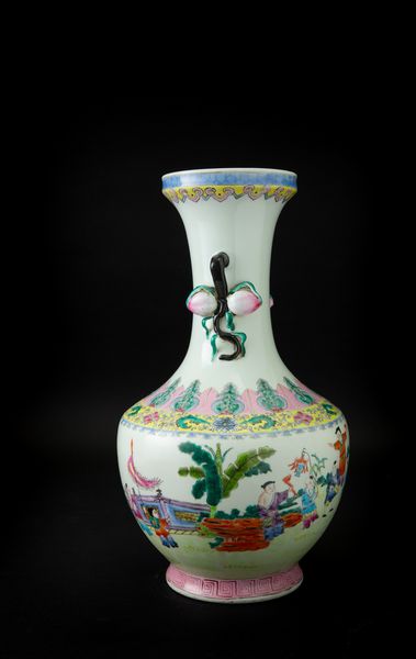 Vaso in porcellana con anse a foggia di pesche e raffigurazione di saggi con fanciulli entro paesaggio, Cina, XX secolo  - Asta Arte orientale - Associazione Nazionale - Case d'Asta italiane