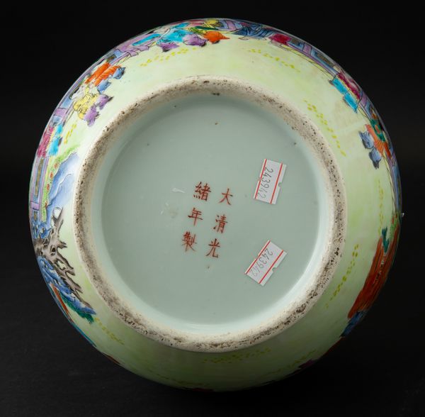 Vaso in porcellana con anse a foggia di pesche e raffigurazione di saggi con fanciulli entro paesaggio, Cina, XX secolo  - Asta Arte orientale - Associazione Nazionale - Case d'Asta italiane