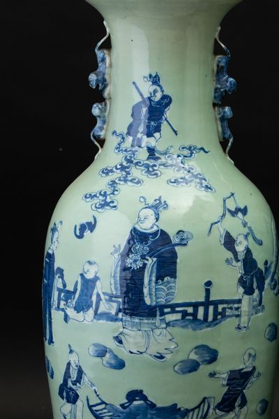 Coppia di vasi in porcellana con figure di draghetto a rilievo e raffigurazione di saggi e discepoli entro paesaggio sui toni del bianco e del blu, Cina, Dinastia Qing, XIX secolo  - Asta Arte orientale - Associazione Nazionale - Case d'Asta italiane