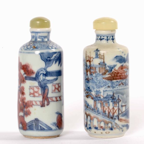 Due snuff bottles in porcellana raffiguranti scene di vita comune sui toni del blu e del rosso ferro, Cina, Dinastia Qing, XIX secolo  - Asta Arte orientale - Associazione Nazionale - Case d'Asta italiane