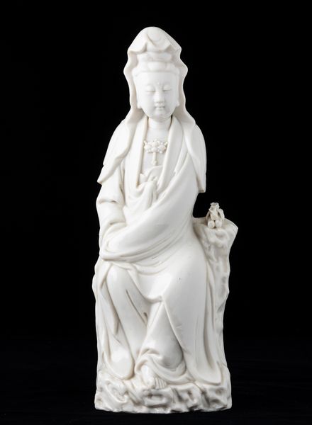 Figura di Guanyin seduta in porcellana Blanc de Chine, Cina, Dinastia Qing, epoca Kangxi (1662-1722)  - Asta Arte orientale - Associazione Nazionale - Case d'Asta italiane