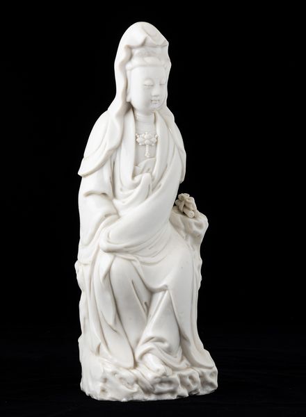 Figura di Guanyin seduta in porcellana Blanc de Chine, Cina, Dinastia Qing, epoca Kangxi (1662-1722)  - Asta Arte orientale - Associazione Nazionale - Case d'Asta italiane