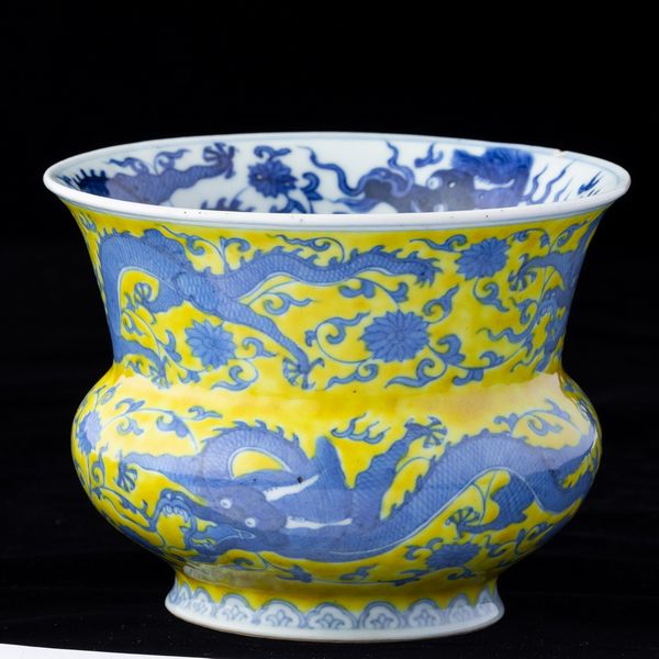 Vaso in porcellana con figure di draghi e decori vegetali sui toni del blu su fondo giallo, Cina, Dinastia Qing, epoca Guangxu (1875-1908)  - Asta Arte orientale - Associazione Nazionale - Case d'Asta italiane