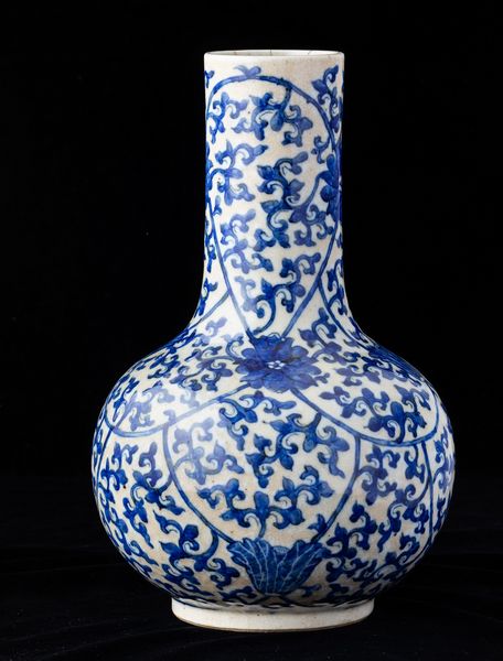 Vaso a bottiglia in porcellana con decoro floreale e a fiori di loto sui toni del blu, Cina, Dinastia Qing, XIX secolo  - Asta Arte orientale - Associazione Nazionale - Case d'Asta italiane