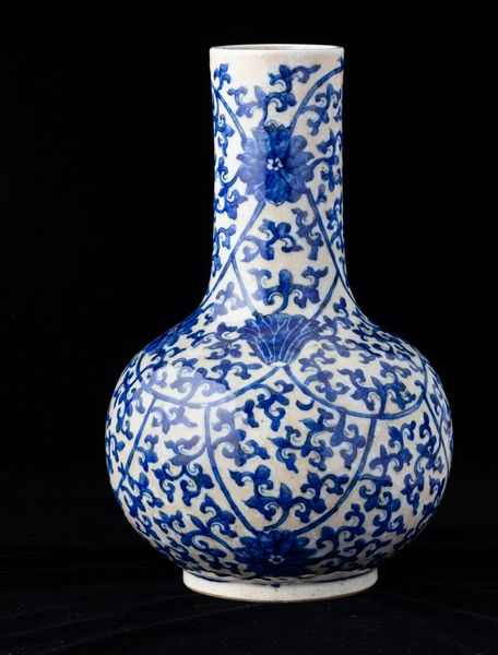 Vaso a bottiglia in porcellana con decoro floreale e a fiori di loto sui toni del blu, Cina, Dinastia Qing, XIX secolo  - Asta Arte orientale - Associazione Nazionale - Case d'Asta italiane