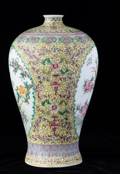 Vaso Meiping in porcellana con soggetti naturalistici entro riserve e decori floreali su fondo giallo, Cina, Dinastia Qing, XIX secolo  - Asta Arte orientale - Associazione Nazionale - Case d'Asta italiane