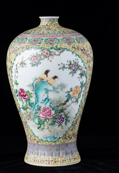 Vaso Meiping in porcellana con soggetti naturalistici entro riserve e decori floreali su fondo giallo, Cina, Dinastia Qing, XIX secolo  - Asta Arte orientale - Associazione Nazionale - Case d'Asta italiane