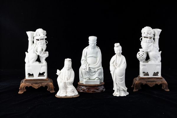 Lotto composto da cinque sculture diverse in porcellana Blanc de Chine raffiguranti fanciulle, dignitario e leoncini, Cina, Dinastia Qing, XIX secolo  - Asta Arte orientale - Associazione Nazionale - Case d'Asta italiane