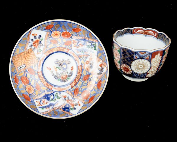 Servizio in porcellana Imari con decori floreali, Giappone, periodo Meiji (1868-1912)  - Asta Arte orientale - Associazione Nazionale - Case d'Asta italiane