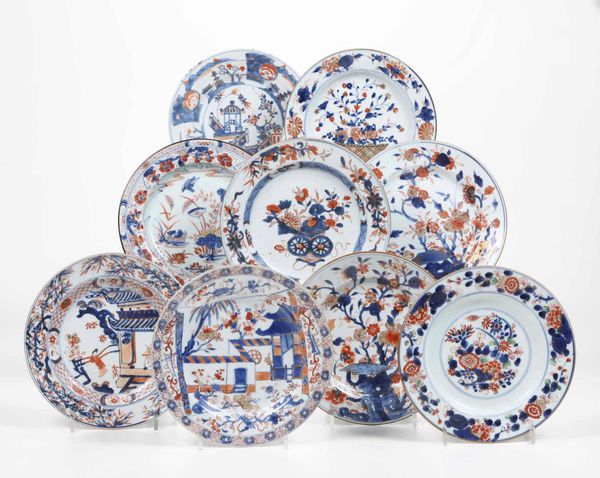 Lotto composto da nove piatti in porcellana Imari con decori floreali, soggetti naturalistici e scene di vita comune, Cina, Dinastia Qing, epoca Qianlong (1736-1796)  - Asta Arte orientale - Associazione Nazionale - Case d'Asta italiane