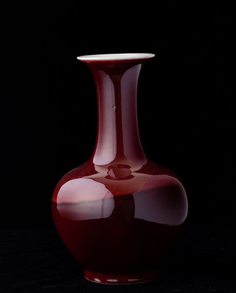 Vaso a bottiglia in porcellana monocroma sangue di bue, Cina, Dinastia Qing, XIX secolo  - Asta Arte orientale - Associazione Nazionale - Case d'Asta italiane