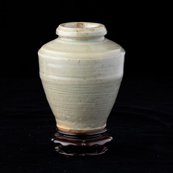 Vaso in porcellana Longquan color Celadon, Cina, Dinastia Ming, XVII secolo  - Asta Arte orientale - Associazione Nazionale - Case d'Asta italiane