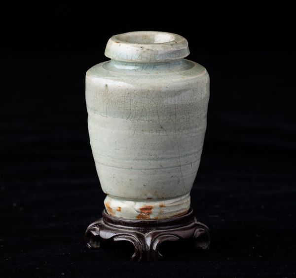 Piccolo vaso in porcellana Longquan color Celadon, Cina, Dinastia Ming, XVII secolo  - Asta Arte orientale - Associazione Nazionale - Case d'Asta italiane