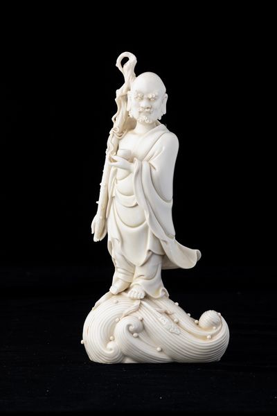 Figura di saggio in porcellana Blanc de Chine, Dehua, Cina, XX secolo  - Asta Arte orientale - Associazione Nazionale - Case d'Asta italiane