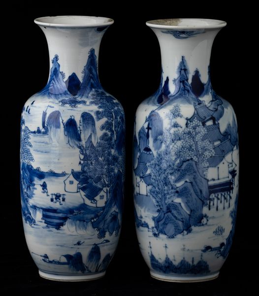 Coppia di vasi in porcellana bianca e blu raffiguranti paesaggi, Cina, Dinastia Qing, XIX secolo  - Asta Arte orientale - Associazione Nazionale - Case d'Asta italiane