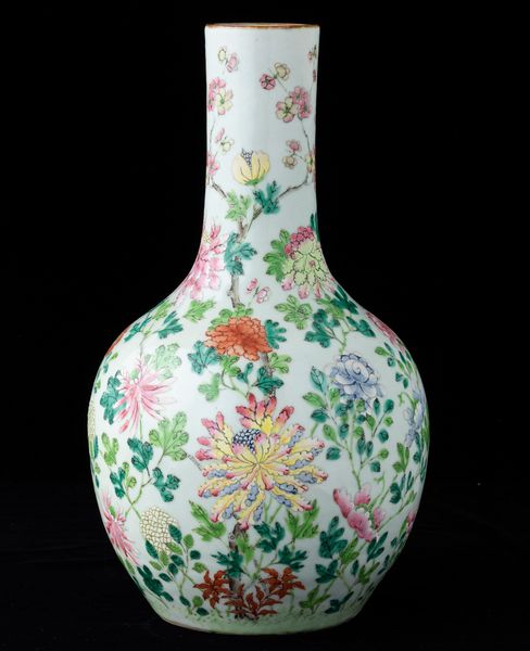 Vaso a bottiglia in porcellana con decoro di peonie in fiore e pipistrelli, Cina, Dinastia Qing, XIX secolo  - Asta Arte orientale - Associazione Nazionale - Case d'Asta italiane