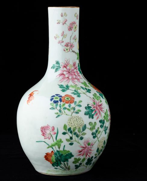 Vaso a bottiglia in porcellana con decoro di peonie in fiore e pipistrelli, Cina, Dinastia Qing, XIX secolo  - Asta Arte orientale - Associazione Nazionale - Case d'Asta italiane