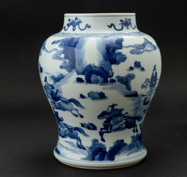 Vaso in porcellana bianca e blu con figure di cavalieri entro paesaggio e simboli taoisti, Cina, Dinastia Qing, XIX secolo  - Asta Arte orientale - Associazione Nazionale - Case d'Asta italiane