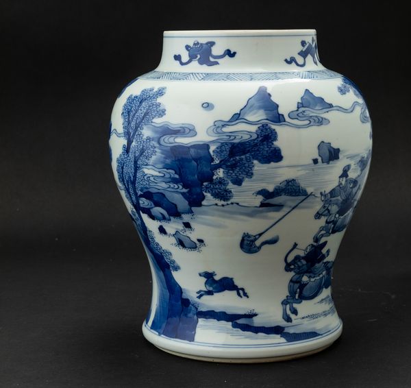 Vaso in porcellana bianca e blu con figure di cavalieri entro paesaggio e simboli taoisti, Cina, Dinastia Qing, XIX secolo  - Asta Arte orientale - Associazione Nazionale - Case d'Asta italiane