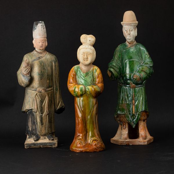 Lotto composto da tre figure in terracotta invetriata, Cina, Dinastia Ming, XVII secolo  - Asta Arte orientale - Associazione Nazionale - Case d'Asta italiane