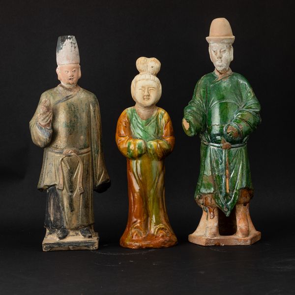 Lotto composto da tre figure in terracotta invetriata, Cina, Dinastia Ming, XVII secolo  - Asta Arte orientale - Associazione Nazionale - Case d'Asta italiane