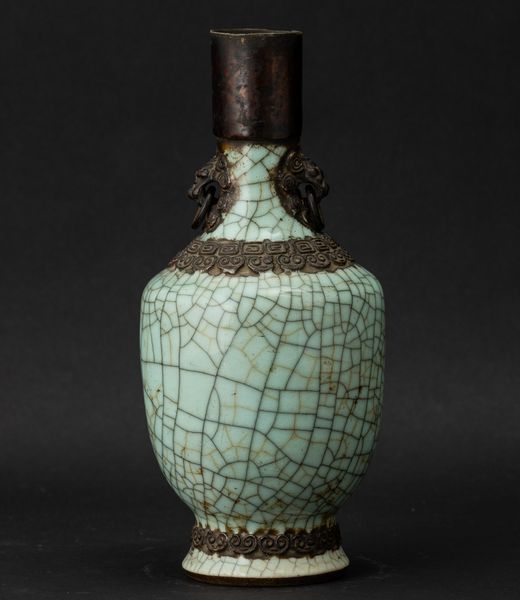 Vaso in porcellana Guan color Celadon con anse sagomate e decori a rilievo, Cina, Dinastia Qing, XIX secolo  - Asta Arte orientale - Associazione Nazionale - Case d'Asta italiane