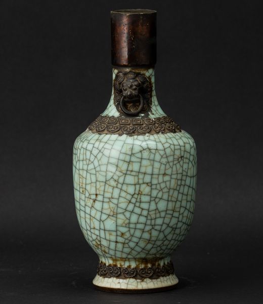 Vaso in porcellana Guan color Celadon con anse sagomate e decori a rilievo, Cina, Dinastia Qing, XIX secolo  - Asta Arte orientale - Associazione Nazionale - Case d'Asta italiane