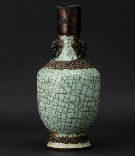 Vaso in porcellana Guan color Celadon con anse sagomate e decori a rilievo, Cina, Dinastia Qing, XIX secolo  - Asta Arte orientale - Associazione Nazionale - Case d'Asta italiane