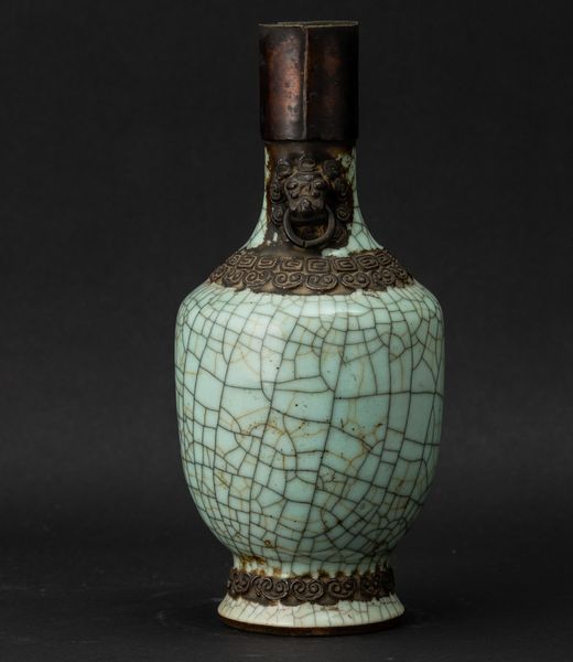 Vaso in porcellana Guan color Celadon con anse sagomate e decori a rilievo, Cina, Dinastia Qing, XIX secolo  - Asta Arte orientale - Associazione Nazionale - Case d'Asta italiane