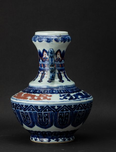 Vaso in porcellana con anse sagomate e decoro dispirazione arcaica nei toni del blu e del rosso ferro, Cina, Dinastia Qing, XIX secolo  - Asta Arte orientale - Associazione Nazionale - Case d'Asta italiane