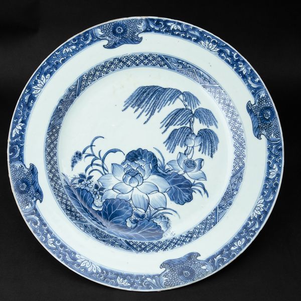 Piatto in porcellana bianca e blu con decori floreali, Cina, Dinastia Qing, XIX secolo  - Asta Arte orientale - Associazione Nazionale - Case d'Asta italiane