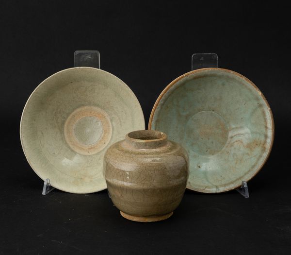 Lotto composto da due ciotole e un vasetto Longquan Celadon, Cina, Dinastia Ming, XVII secolo  - Asta Arte orientale - Associazione Nazionale - Case d'Asta italiane