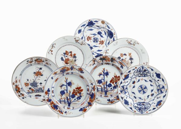 Sette piatti in porcellana Imari con decori naturalistici, Cina, Dinastia Qing, epoca Qianlong (1736-1796)  - Asta Arte orientale - Associazione Nazionale - Case d'Asta italiane