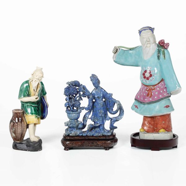 Lotto composto da due figure di saggi in porcellana e una Guanyin in lapislazzulo, Cina, Dinastia Qing, XVIII e XX secolo  - Asta Arte orientale - Associazione Nazionale - Case d'Asta italiane