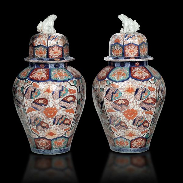 Coppia di potiches e un grande piatto in porcellana Imari con decori floreali, Giappone, fine XIX secolo  - Asta Arte orientale - Associazione Nazionale - Case d'Asta italiane