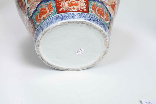 Coppia di potiches e un grande piatto in porcellana Imari con decori floreali, Giappone, fine XIX secolo  - Asta Arte orientale - Associazione Nazionale - Case d'Asta italiane