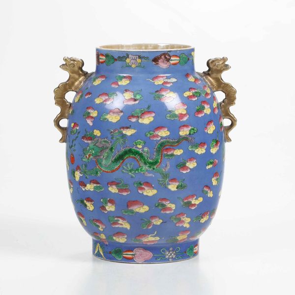 Vaso in porcellana con anse sagomate e figure di draghi tra le nuvole, Cina, Dinastia Qing, XIX secolo  - Asta Arte orientale - Associazione Nazionale - Case d'Asta italiane