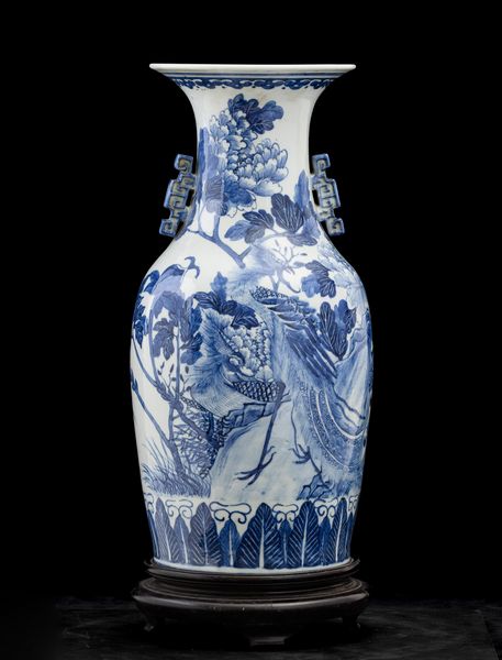 Vaso in porcellana bianca e blu con piccole anse sagomate e raffigurante pavone e fiori di loto, Cina, Dinastia Qing, XIX secolo  - Asta Arte orientale - Associazione Nazionale - Case d'Asta italiane