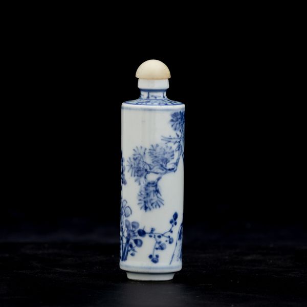 Snuff bottle in porcellana bianca e blu raffigurante paesaggio, Cina, Dinastia Qing, XIX secolo  - Asta Arte orientale - Associazione Nazionale - Case d'Asta italiane