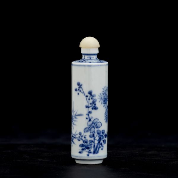 Snuff bottle in porcellana bianca e blu raffigurante paesaggio, Cina, Dinastia Qing, XIX secolo  - Asta Arte orientale - Associazione Nazionale - Case d'Asta italiane