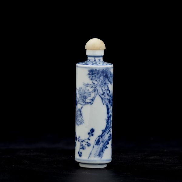 Snuff bottle in porcellana bianca e blu raffigurante paesaggio, Cina, Dinastia Qing, XIX secolo  - Asta Arte orientale - Associazione Nazionale - Case d'Asta italiane