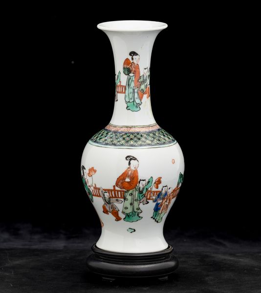 Vaso in porcellana Famiglia Verde raffigurante scena di vita comune con cortigiana e fanciulli, Cina, Dinastia Qing, XIX secolo  - Asta Arte orientale - Associazione Nazionale - Case d'Asta italiane