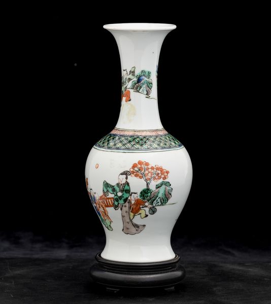 Vaso in porcellana Famiglia Verde raffigurante scena di vita comune con cortigiana e fanciulli, Cina, Dinastia Qing, XIX secolo  - Asta Arte orientale - Associazione Nazionale - Case d'Asta italiane