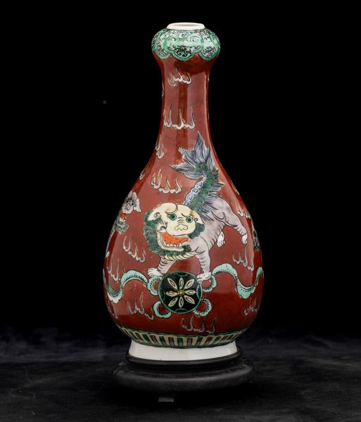 Vaso a bottiglia in porcellana Famiglia Verde raffigurante Cani di Pho su fondo rosso, Cina, Dinastia Qing, XIX secolo  - Asta Arte orientale - Associazione Nazionale - Case d'Asta italiane