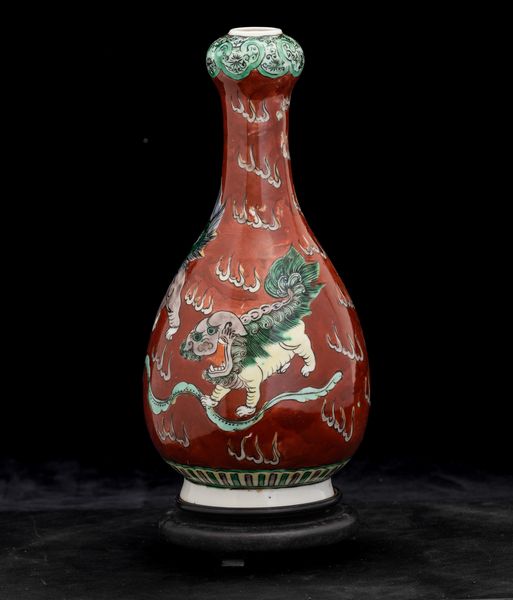 Vaso a bottiglia in porcellana Famiglia Verde raffigurante Cani di Pho su fondo rosso, Cina, Dinastia Qing, XIX secolo  - Asta Arte orientale - Associazione Nazionale - Case d'Asta italiane