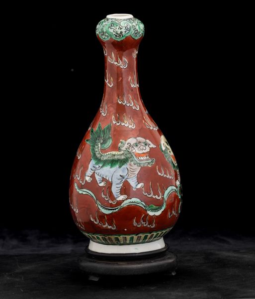 Vaso a bottiglia in porcellana Famiglia Verde raffigurante Cani di Pho su fondo rosso, Cina, Dinastia Qing, XIX secolo  - Asta Arte orientale - Associazione Nazionale - Case d'Asta italiane