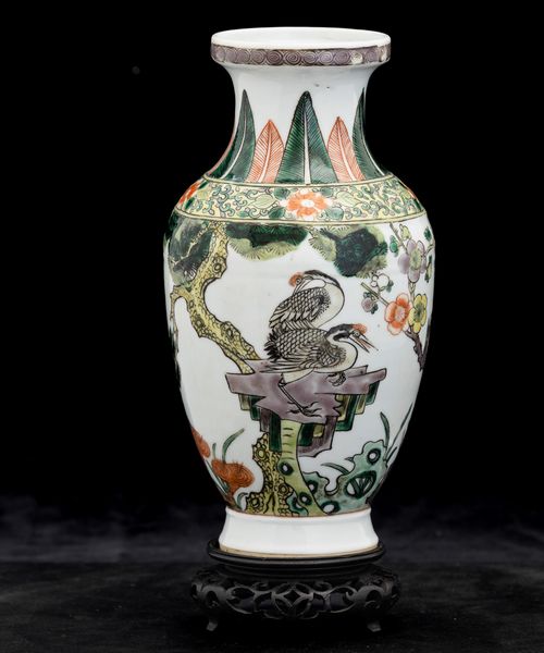 Vaso in porcellana Famiglia Verde raffigurante aironi entro paesaggio, Cina, Dinastia Qing, XIX secolo  - Asta Arte orientale - Associazione Nazionale - Case d'Asta italiane