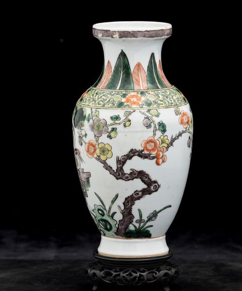 Vaso in porcellana Famiglia Verde raffigurante aironi entro paesaggio, Cina, Dinastia Qing, XIX secolo  - Asta Arte orientale - Associazione Nazionale - Case d'Asta italiane