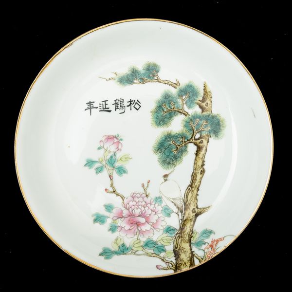 Piatto in porcellana raffigurante airone e peonie in fiore, Cina, Dinastia Qing, XIX secolo  - Asta Arte orientale - Associazione Nazionale - Case d'Asta italiane