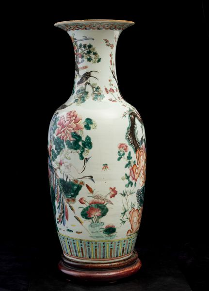 Vaso in porcellana con i toni della Famiglia Rosa raffigurante pavone e peonie in fiore, Cina, Dinastia Qing, XIX secolo  - Asta Arte orientale - Associazione Nazionale - Case d'Asta italiane